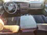 2005 Dodge 3500 SLT z VIN 3D7LS38C35G792659, wystawiony jako Copart lot #86188965 z przebiegiem 214 931 mil mil oraz Czysty tytuł • Clean title. Historia ofert i sprzedaży dostępna na DreamBid. Obrazek 8.