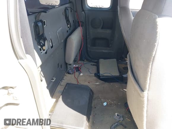 ✅ 2004 Chevrolet Colorado Z85 • VIN: 1GCCS198848145963 • Lot: 39130743. Wystawiony na IAAI z przebiegiem 122 024 mil. Bezpłatny archiwum sprzedaży aukcyjnych z USA i szczegółowy raport historii pojazdu na DreamBid. Zdjęcie 8.