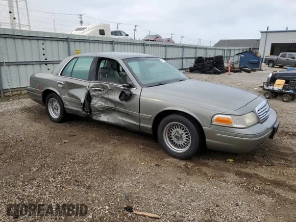 ✅ 2001 Ford Crown Victoria LX • VIN: 2FAFP74W11X165559 • Lot: 85911855. Wystawiony na Copart z przebiegiem 132 531 mil. Bezpłatny archiwum sprzedaży aukcyjnych z USA i szczegółowy raport historii pojazdu na DreamBid. Zdjęcie 4.