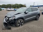 ✅ 2024 Volkswagen Taos SE • VIN: 3VVVX7B24RM088426 • Lot: 82398125. Wystawiony na Copart z przebiegiem 6 877 mil. Bezpłatny archiwum sprzedaży aukcyjnych z USA i szczegółowy raport historii pojazdu na DreamBid. Zdjęcie 1.