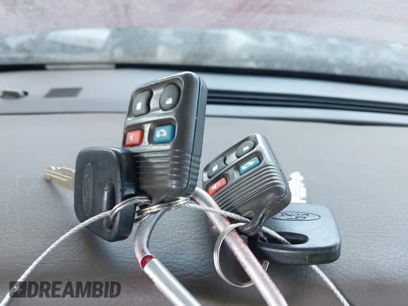 ✅ 2001 Ford Crown Victoria LX • VIN: 2FAFP74W41X132927 • Lot: 42757518. Wystawiony na IAAI z przebiegiem 203 701 mil. Bezpłatny archiwum sprzedaży aukcyjnych z USA i szczegółowy raport historii pojazdu na DreamBid. Zdjęcie 11.