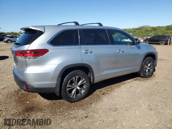 ✅ 2018 Toyota Highlander LE Plus • VIN: 5TDBZRFH4JS805899 • Lot: 84879095. Listed on Copart with 91,378 mi. Free auction sales archive from the USA and detailed vehicle history report at DreamBid. Image 3.