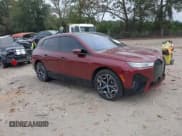 ✅ 2024 BMW iX xDrive50 • VIN: WB523CF07RCN63482 • Lot: 43406139. Wystawiony na IAAI z przebiegiem 26 929 mil. Bezpłatny archiwum sprzedaży aukcyjnych z USA i szczegółowy raport historii pojazdu na DreamBid. Zdjęcie 1.