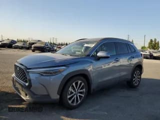 ✅ 2024 Toyota Corolla Cross XLE • VIN: 7MUDAAAGXRV094002 • Lot: 71351465. Wystawiony na Copart z przebiegiem 12 443 mil. Bezpłatny archiwum sprzedaży aukcyjnych z USA i szczegółowy raport historii pojazdu na DreamBid. Zdjęcie 1.