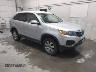 ✅ 2011 Kia Sorento LX • VIN: 5XYKTCA10BG163690 • Lot: 43621522. Wystawiony na IAAI z przebiegiem 111 243 mil. Bezpłatny archiwum sprzedaży aukcyjnych z USA i szczegółowy raport historii pojazdu na DreamBid. Zdjęcie 1.