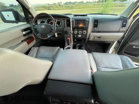 ✅ 2013 Toyota Sequoia Platinum • VIN: 5TDYY5G16DS049052 • Лот: 86339585. Опубликован ранее на Copart с пробегом 230 919 миль. Бесплатный доступ к архиву аукционных продаж из США и подробный отчёт об истории автомобиля на DreamBid. Изображение 9.