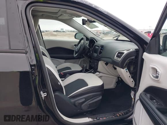✅ 2019 Jeep Compass Altitude • VIN: 3C4NJCBB7KT706519 • Lot: 41636111. Wystawiony na IAAI z przebiegiem Nie podano. Bezpłatny archiwum sprzedaży aukcyjnych z USA i szczegółowy raport historii pojazdu na DreamBid. Zdjęcie 5.