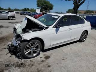 2014 BMW 3 Series 328i xDrive z VIN WBA3B3C59EJ980293, wystawiony jako Copart lot #53127595 z przebiegiem Nie podano mil oraz Szkoda całkowita • Salvage title. Historia ofert i sprzedaży dostępna na DreamBid. Obrazek 1.