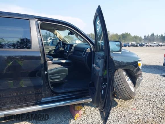 2020 Ram 1500 Big Horn z VIN 1C6SRFFT8LN201310, wystawiony jako IAAI lot #43125240 z przebiegiem 83 796 mil mil oraz . Historia ofert i sprzedaży dostępna na DreamBid. Obrazek 5.