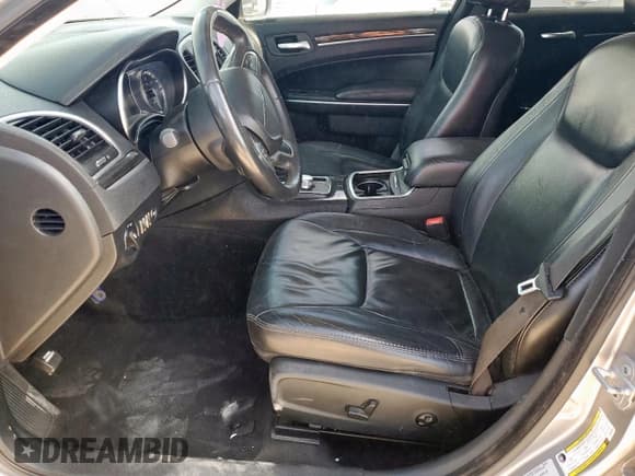 ✅ 2015 Chrysler 300 Limited • VIN: 2C3CCAAG4FH930336 • Lot: 80517205. Wystawiony na Copart z przebiegiem 70 232 mil. Bezpłatny archiwum sprzedaży aukcyjnych z USA i szczegółowy raport historii pojazdu na DreamBid. Zdjęcie 7.