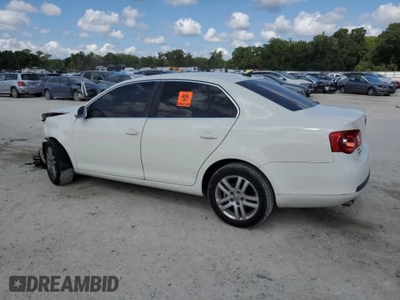 ✅ 2007 Volkswagen Jetta 2.5 • VIN: 3VWRF71KX7M014037 • Лот: 62484045. Опубликован ранее на Copart с пробегом 142 217 миль. Бесплатный доступ к архиву аукционных продаж из США и подробный отчёт об истории автомобиля на DreamBid. Изображение 2.