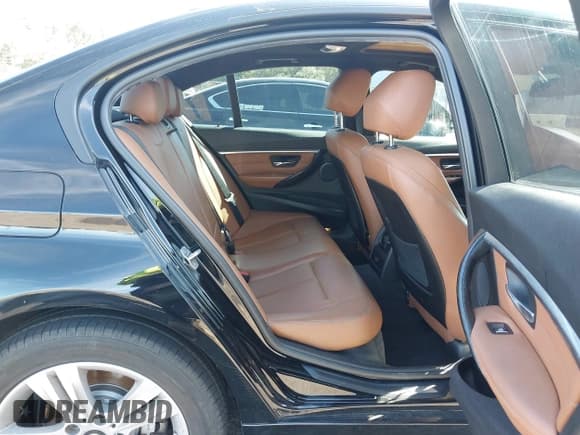 ✅ 2016 BMW 3 Series 328i • VIN: WBA8E9G55GNT84247 • Lot: 43515369. Wystawiony na IAAI z przebiegiem 104 163 mil. Bezpłatny archiwum sprzedaży aukcyjnych z USA i szczegółowy raport historii pojazdu na DreamBid. Zdjęcie 8.