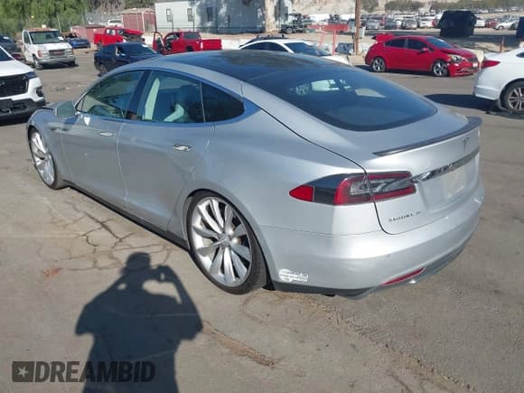 ✅ 2013 Tesla Model S Performance • VIN: 5YJSA1DP6DFP20977 • Lot: 43634841. Wystawiony na IAAI z przebiegiem Nie podano. Bezpłatny archiwum sprzedaży aukcyjnych z USA i szczegółowy raport historii pojazdu na DreamBid. Zdjęcie 3.