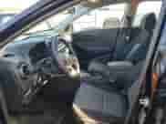 2018 Hyundai Kona SE z VIN KM8K12AA3JU122866, wystawiony jako Copart lot #69922292 z przebiegiem 99 114 mil mil oraz . Historia ofert i sprzedaży dostępna na DreamBid. Obrazek 7.