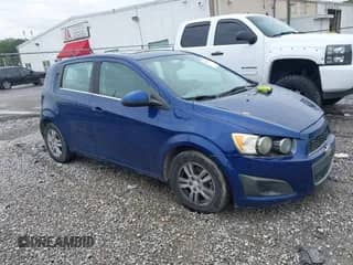 2014 Chevrolet Sonic LT z VIN 1G1JC6SBXE4185129, wystawiony jako IAAI lot #43271957 z przebiegiem 96 555 mil mil oraz . Historia ofert i sprzedaży dostępna na DreamBid. Obrazek 1.