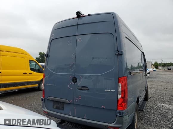 ✅ 2019 Mercedes-Benz Sprinter Cargo • VIN: WD4PF0CD8KP059812 • Lot: 58377535. Wystawiony na Copart z przebiegiem 108 915 mil. Bezpłatny archiwum sprzedaży aukcyjnych z USA i szczegółowy raport historii pojazdu na DreamBid. Zdjęcie 6.