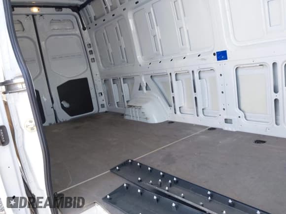 ✅ 2019 Mercedes-Benz Sprinter • VIN: WD4FF1CD0KP185437 • Lot: 42113769. Wystawiony na IAAI z przebiegiem 130 026 mil. Bezpłatny archiwum sprzedaży aukcyjnych z USA i szczegółowy raport historii pojazdu na DreamBid. Zdjęcie 8.