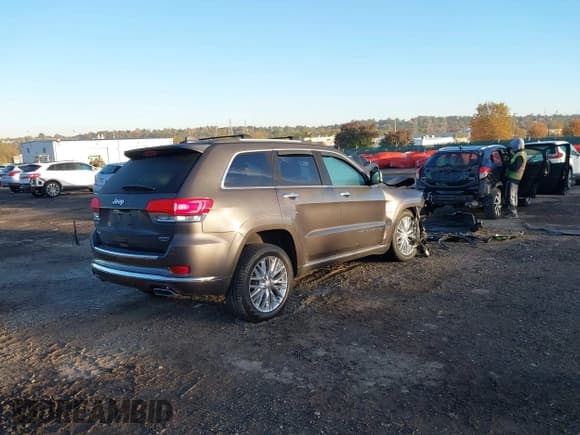 ✅ 2018 Jeep Grand Cherokee Summit • VIN: 1C4RJFJG4JC274823 • Лот: 43483647. Опубликован ранее на IAAI с пробегом 52 201 миль. Бесплатный доступ к архиву аукционных продаж из США и подробный отчёт об истории автомобиля на DreamBid. Изображение 4.