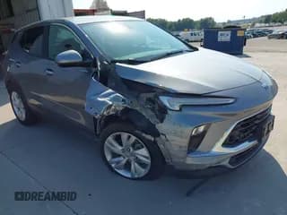 ✅ 2024 Buick Encore GX Preferred • VIN: KL4AMBS25RB083617 • Lot: 43203005. Wystawiony na IAAI z przebiegiem 24 191 mil. Bezpłatny archiwum sprzedaży aukcyjnych z USA i szczegółowy raport historii pojazdu na DreamBid. Zdjęcie 6.