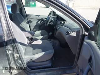 ✅ 2003 Ford Focus LX • VIN: 1FAFP33P53W180521 • Lot: 43639979. Wystawiony na IAAI z przebiegiem 102 163 mil. Bezpłatny archiwum sprzedaży aukcyjnych z USA i szczegółowy raport historii pojazdu na DreamBid. Zdjęcie 5.