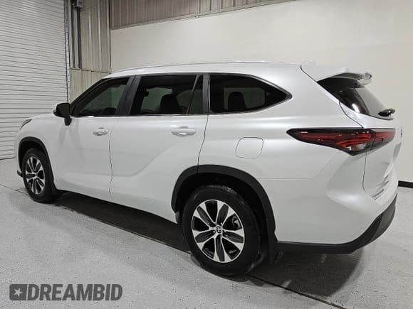 ✅ 2024 Toyota Highlander LE • VIN: 5TDKDRAH5RS054524 • Lot: 57599715. Listed on Copart with 20,609 mi. Free auction sales archive from the USA and detailed vehicle history report at DreamBid. Image 2.