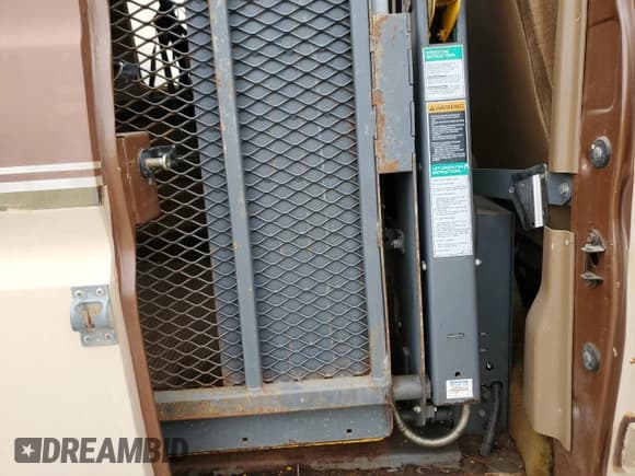 ✅ 1991 Ford Econoline Cargo • VIN: 1FTFE24N5MHA28851 • Lot: 58449415. Wystawiony na Copart z przebiegiem 60 730 mil. Bezpłatny archiwum sprzedaży aukcyjnych z USA i szczegółowy raport historii pojazdu na DreamBid. Zdjęcie 11.