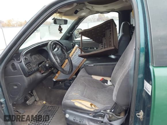 ✅ 1998 Dodge 1500 • VIN: 3B7HC12Z8WG103859 • Lot: 43722592. Wystawiony na IAAI z przebiegiem Nie podano. Bezpłatny archiwum sprzedaży aukcyjnych z USA i szczegółowy raport historii pojazdu na DreamBid. Zdjęcie 5.