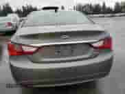 2013 Hyundai Sonata SE z VIN 5NPEC4AC6DH582644, wystawiony jako Copart lot #89517395 z przebiegiem 76 830 mil mil oraz Szkoda całkowita • Salvage title. Historia ofert i sprzedaży dostępna na DreamBid. Obrazek 6.