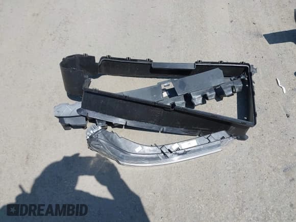 ✅ 2023 Lincoln Aviator Grand Touring • VIN: 5LMYJ8XY2PNL03040 • Lot: 42490032. Wystawiony na IAAI z przebiegiem 5 468 mil. Bezpłatny archiwum sprzedaży aukcyjnych z USA i szczegółowy raport historii pojazdu na DreamBid. Zdjęcie 12.