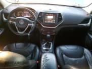 ✅ 2014 Jeep Cherokee Trailhawk • VIN: 1C4PJMBS8EW180494 • Lot: 91370105. Wystawiony na Copart z przebiegiem 178 754 mil. Bezpłatny archiwum sprzedaży aukcyjnych z USA i szczegółowy raport historii pojazdu na DreamBid. Zdjęcie 8.