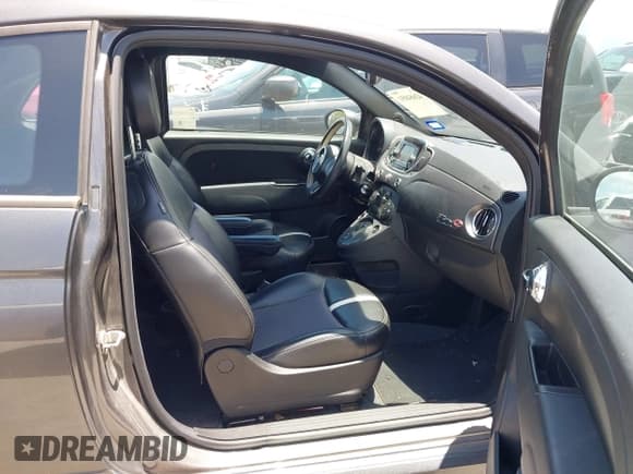 ✅ 2016 FIAT 500e • VIN: 3C3CFFGE7GT122081 • Lot: 42684051. Wystawiony na IAAI z przebiegiem Nie podano. Bezpłatny archiwum sprzedaży aukcyjnych z USA i szczegółowy raport historii pojazdu na DreamBid. Zdjęcie 5.