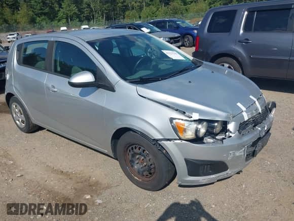 2013 Chevrolet Sonic LS z VIN 1G1JA6SG0D4246200, wystawiony jako IAAI lot #43127143 z przebiegiem 132 751 mil mil oraz . Historia ofert i sprzedaży dostępna na DreamBid. Obrazek 1.