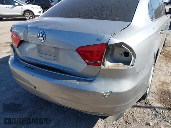 ✅ 2013 Volkswagen Passat SE • VIN: 1VWBH7A33DC086179 • Lot: 43707667. Wystawiony na IAAI z przebiegiem 103 704 mil. Bezpłatny archiwum sprzedaży aukcyjnych z USA i szczegółowy raport historii pojazdu na DreamBid. Zdjęcie 12.