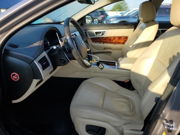 ✅ 2015 Jaguar XF T Premium • VIN: SAJWA0FS4FPU65611 • Lot: 69210695. Wystawiony na Copart z przebiegiem 86 548 mil. Bezpłatny archiwum sprzedaży aukcyjnych z USA i szczegółowy raport historii pojazdu na DreamBid. Zdjęcie 7.