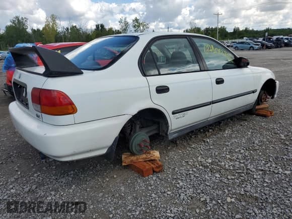 ✅ 1998 Honda Civic DX • VIN: 2HGEJ652XWH600675 • Lot: 67102285. Wystawiony na Copart z przebiegiem 122 951 mil. Bezpłatny archiwum sprzedaży aukcyjnych z USA i szczegółowy raport historii pojazdu na DreamBid. Zdjęcie 3.