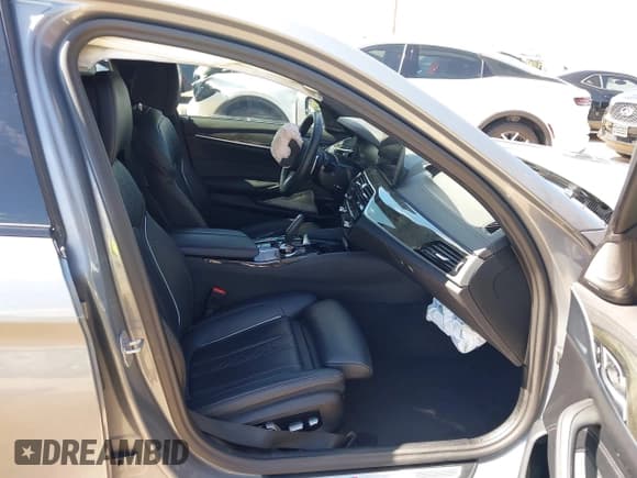 ✅ 2023 BMW 5 Series M550i xDrive • VIN: WBA13BK03PCN68835 • Lot: 42884260. Wystawiony na IAAI z przebiegiem Nie podano. Bezpłatny archiwum sprzedaży aukcyjnych z USA i szczegółowy raport historii pojazdu na DreamBid. Zdjęcie 5.