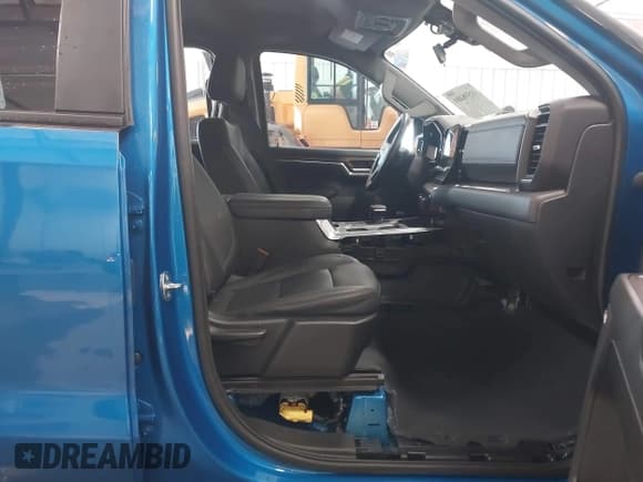 ✅ 2023 Chevrolet Silverado 1500 LT Trail Boss • VIN: 3GCUDFED7PG244061 • Lot: 41598489. Wystawiony na IAAI z przebiegiem 15 116 mil. Bezpłatny archiwum sprzedaży aukcyjnych z USA i szczegółowy raport historii pojazdu na DreamBid. Zdjęcie 5.