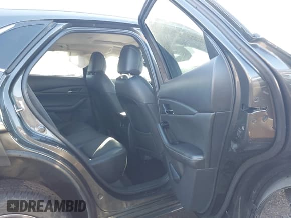 ✅ 2022 Mazda CX-30 S Carbon Edition • VIN: 3MVDMBCL4NM425196 • Lot: 43605916. Wystawiony na IAAI z przebiegiem 64 981 mil. Bezpłatny archiwum sprzedaży aukcyjnych z USA i szczegółowy raport historii pojazdu na DreamBid. Zdjęcie 8.