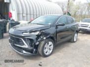 ✅ 2024 Buick Encore GX Preferred • VIN: KL4AMCSL2RB182605 • Лот: 42127395. Опубликован ранее на IAAI с пробегом 5 393 миль. Бесплатный доступ к архиву аукционных продаж из США и подробный отчёт об истории автомобиля на DreamBid. Изображение 2.