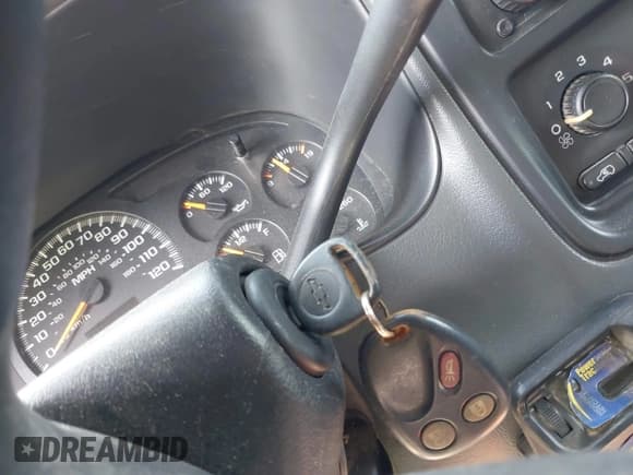 ✅ 2005 Chevrolet Silverado 2500HD LS • VIN: 1GCHK232X5F966561 • Lot: 42402828. Wystawiony na IAAI z przebiegiem 207 618 mil. Bezpłatny archiwum sprzedaży aukcyjnych z USA i szczegółowy raport historii pojazdu na DreamBid. Zdjęcie 11.