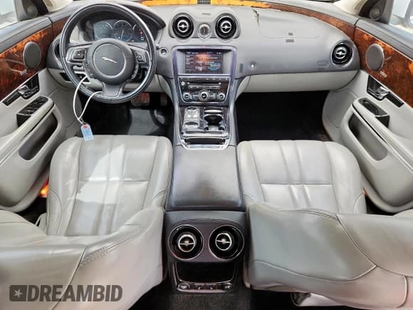 ✅ 2013 Jaguar XJ • VIN: SAJWA1C7XD8V57304 • Лот: 92613725. Опубликован ранее на Copart с пробегом 143 736 миль. Бесплатный доступ к архиву аукционных продаж из США и подробный отчёт об истории автомобиля на DreamBid. Изображение 8.