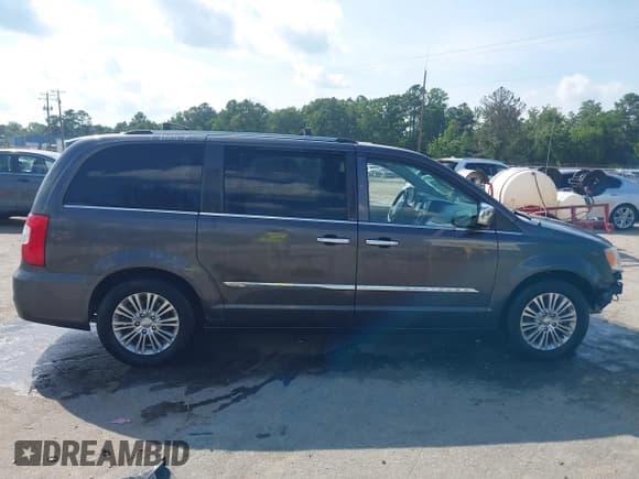 ✅ 2014 Chrysler Town & Country Touring L • VIN: 2C4RC1CGXER192747 • Lot: 42746192. Wystawiony na IAAI z przebiegiem 146 930 mil. Bezpłatny archiwum sprzedaży aukcyjnych z USA i szczegółowy raport historii pojazdu na DreamBid. Zdjęcie 13.