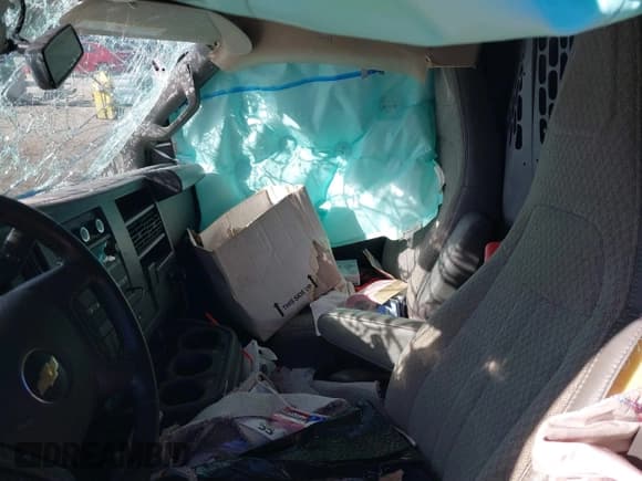 ✅ 2023 Chevrolet Express Cargo • VIN: 1GCWGAFP3P1242544 • Lot: 40611464. Wystawiony na IAAI z przebiegiem 32 464 mil. Bezpłatny archiwum sprzedaży aukcyjnych z USA i szczegółowy raport historii pojazdu na DreamBid. Zdjęcie 5.