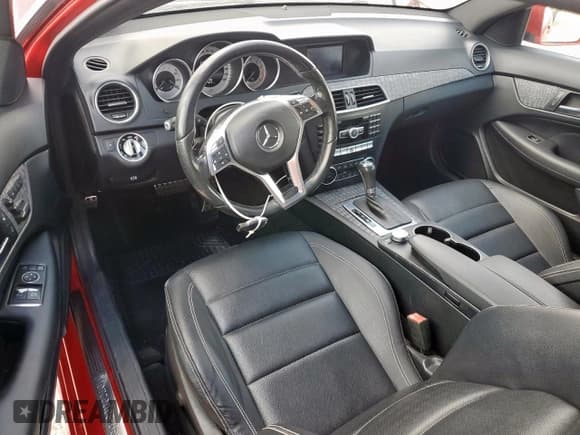 ✅ 2015 Mercedes-Benz C 250 • VIN: WDDGJ4HBXFG392130 • Lot: 84479325. Wystawiony na Copart z przebiegiem 113 683 mil. Bezpłatny archiwum sprzedaży aukcyjnych z USA i szczegółowy raport historii pojazdu na DreamBid. Zdjęcie 8.