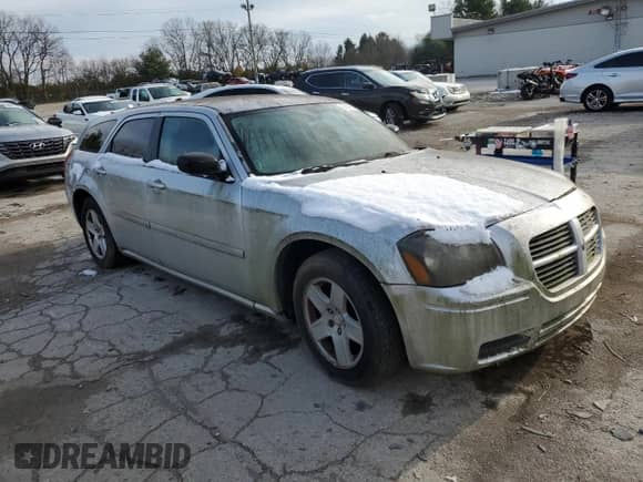 2005 Dodge Magnum SE с VIN 2D4FV48V95H182063, выставлен на аукционе Copart как лот 82648894 с пробегом Не указан миль и Чистый • Clean title. История ставок и продаж доступна на DreamBid. Изображение 4.