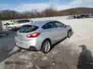 ✅ 2018 Chevrolet Cruze LT • VIN: 3G1BE6SM9JS635640 • Lot: 64251322. Wystawiony na Copart z przebiegiem Nie podano mil. Skorzystaj z bezpłatnego archiwum sprzedaży aukcyjnych z USA i zobacz szczegółowy raport historii pojazdu na DreamBid. Zdjęcie 4.