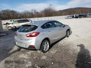 ✅ 2018 Chevrolet Cruze LT • VIN: 3G1BE6SM9JS635640 • Lot: 64251322. Wystawiony na Copart z przebiegiem Nie podano mil. Skorzystaj z bezpłatnego archiwum sprzedaży aukcyjnych z USA i zobacz szczegółowy raport historii pojazdu na DreamBid. Zdjęcie 4.