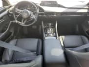 ✅ 2023 Mazda 3 S Preferred • VIN: 3MZBPACM9PM350238 • Lot: 70827115. Wystawiony na Copart z przebiegiem 29 921 mil. Bezpłatny archiwum sprzedaży aukcyjnych z USA i szczegółowy raport historii pojazdu na DreamBid. Zdjęcie 8.