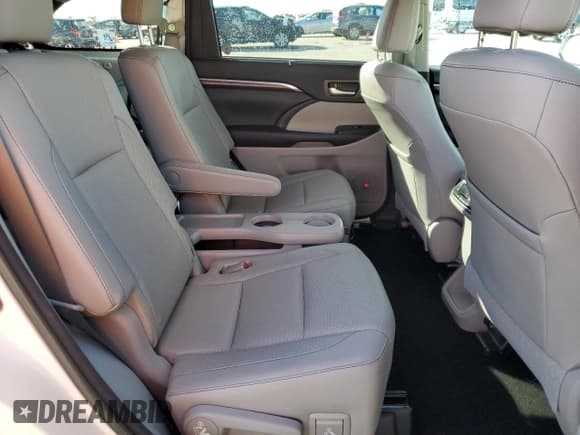 ✅ 2015 Toyota Highlander Limited • VIN: 5TDYKRFH6FS083535 • Lot: 84465525. Wystawiony na Copart z przebiegiem 61 970 mil. Bezpłatny archiwum sprzedaży aukcyjnych z USA i szczegółowy raport historii pojazdu na DreamBid. Zdjęcie 11.