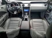 ✅ 2005 Ford Mustang GT Deluxe • VIN: 1ZVFT85H055235990 • Лот: 94170475. Опубликован ранее на Copart с пробегом 54 733 миль. Бесплатный доступ к архиву аукционных продаж из США и подробный отчёт об истории автомобиля на DreamBid. Изображение 8.